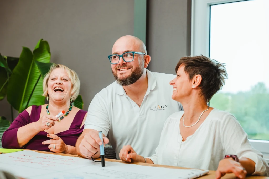 Fuehrungskraefte-Coach Dominik Braun im interaktiven Gruppencoaching und Fuehrungskrafte-Workshop im Buero im Gewerbepark Breisgau in Eschbach