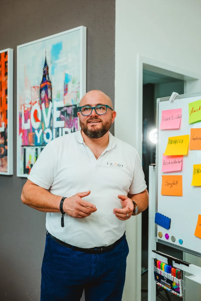 Fuehrungskraefte-Coach Dominik Braun waehrend einem Vortrag im Gruppencoaching und Fuehrungskrafte-Workshop im Buero im Gewerbepark Breisgau in Eschbach