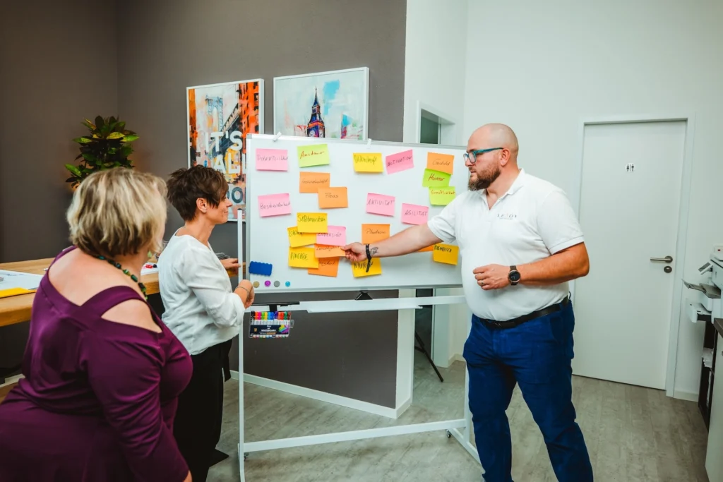 Fuehrungskraefte-Coach Dominik Braun waehrend einem Vortrag im Gruppencoaching und Fuehrungskrafte-Workshop im Buero im Gewerbepark Breisgau in Eschbach