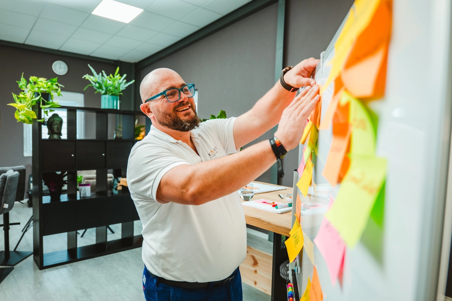 Fuehrungskraefte-Coach Dominik Braun waehrend einem Vortrag im Gruppencoaching und Fuehrungskrafte-Workshop im Buero im Gewerbepark Breisgau in Eschbach