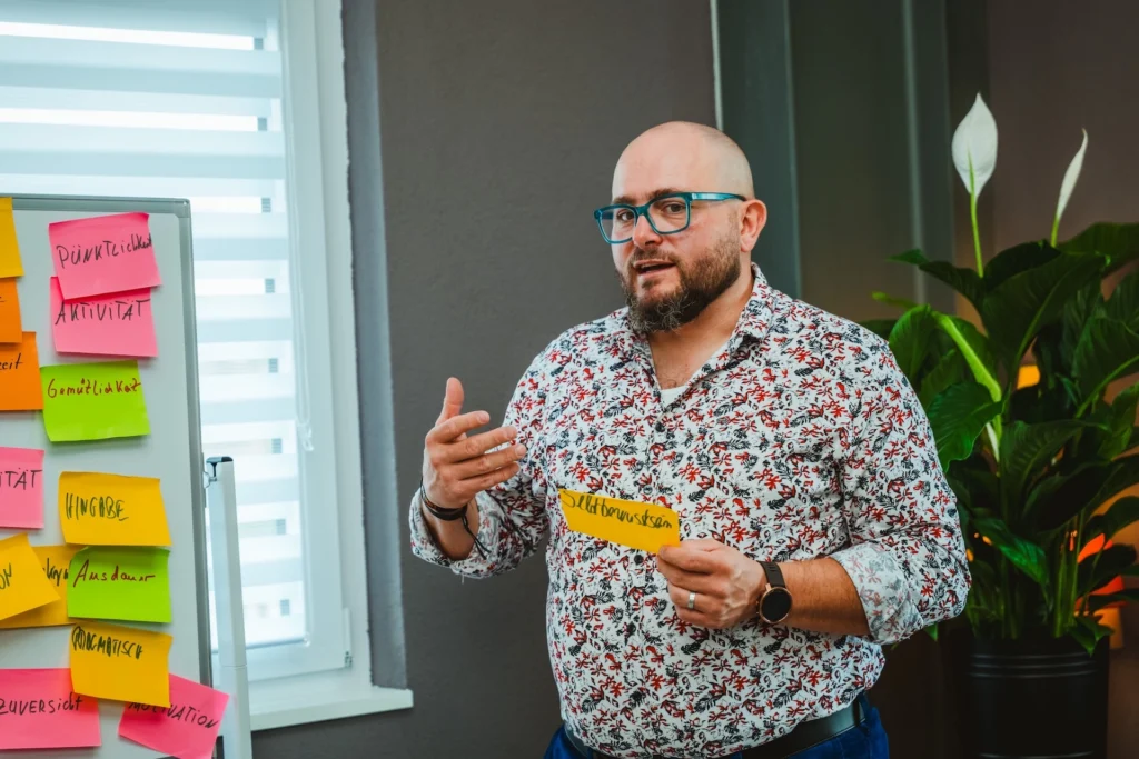 Fuehrungskraefte-Coach Dominik Braun im Gruppencoaching und Fuehrungskrafte-Workshop im Buero im Gewerbepark Breisgau in Eschbach