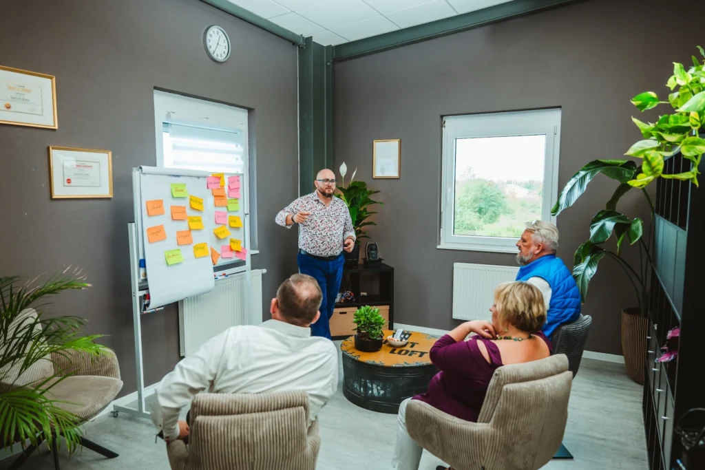 Fuehrungskraefte-Coach Dominik Braun im Gruppencoaching und Fuehrungskrafte-Workshop im Buero im Gewerbepark Breisgau in Eschbach