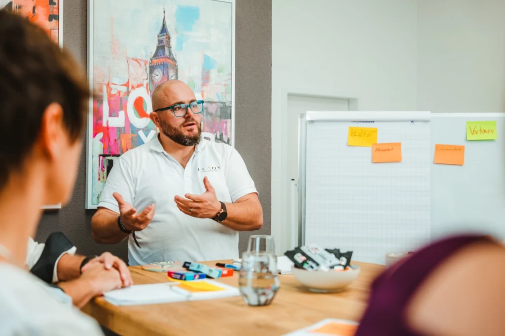 Fuehrungskraefte-Coach Dominik Braun im Gruppencoaching und Fuehrungskrafte-Workshop im Buero im Gewerbepark Breisgau in Eschbach