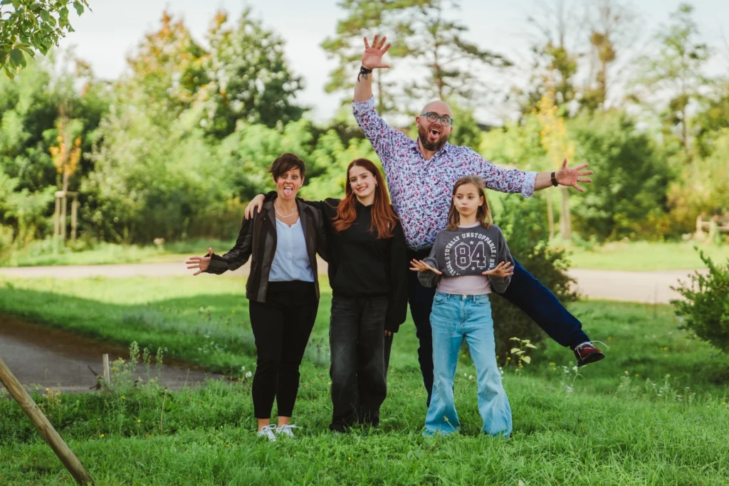 Fuehrungskraefte-Coach Dominik Braun mit seiner Familie: Ehefrau und zwei Toechter in der Natur