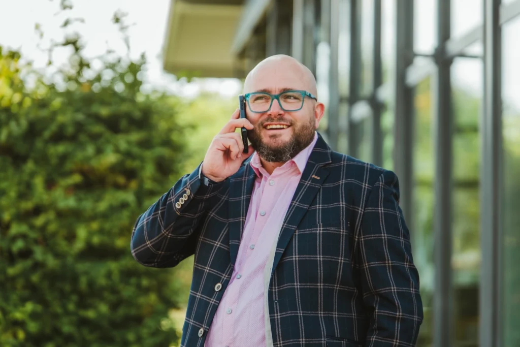 Fuehrungskraefte-Coach Dominik Braun am telefonieren