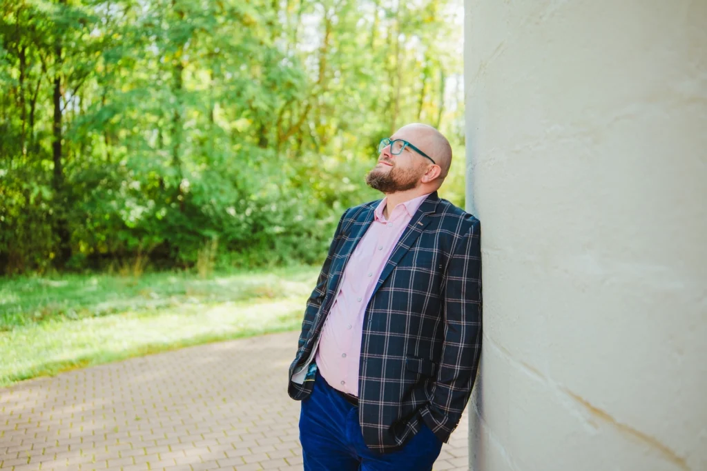Fuehrungskraefte-Coach Dominik Braun Portrait in der Natur