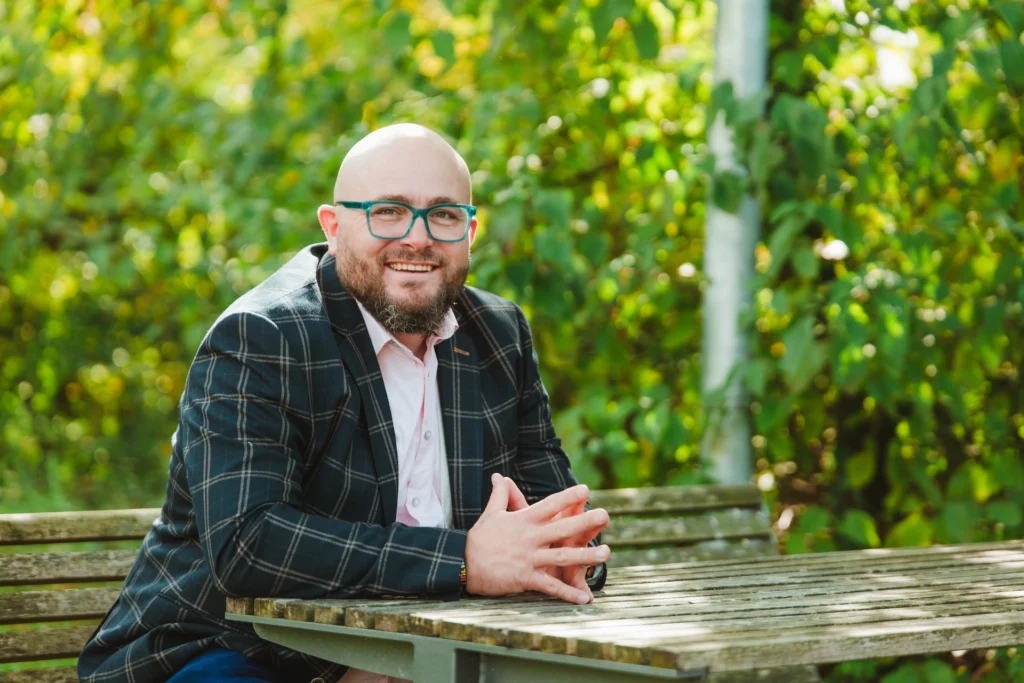 Fuehrungskraefte-Coach Dominik Braun Portrait in der Natur
