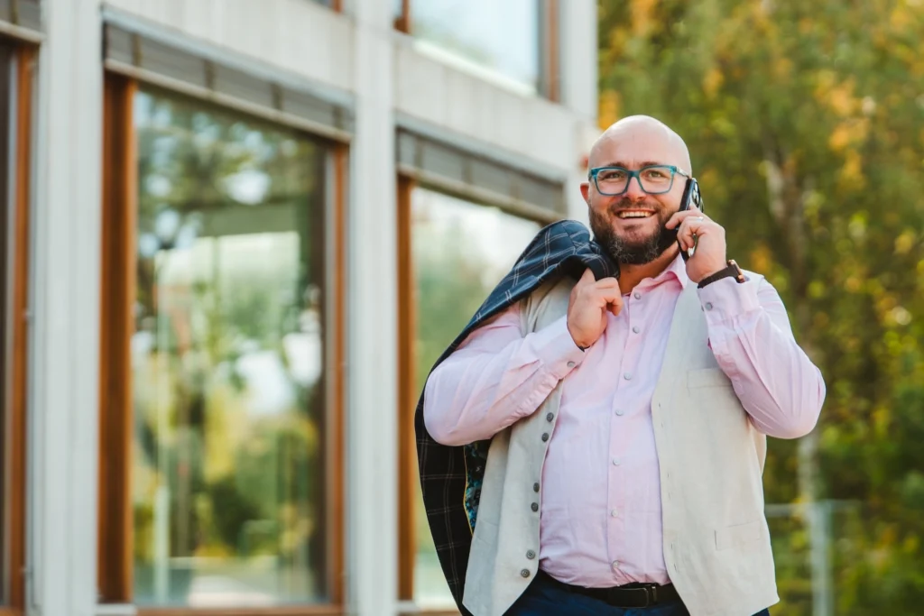 Fuehrungskraefte-Coach Dominik Braun am telefonieren
