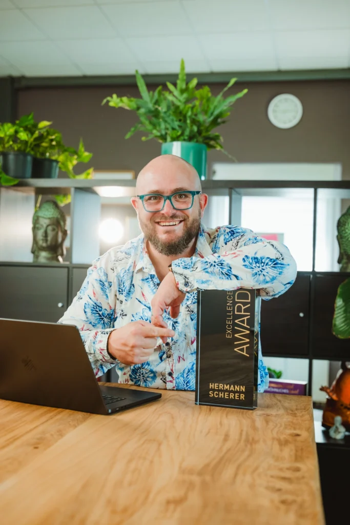 Fuehrungskraefte-Coach Dominik Braun mit Excellence Award Portrait