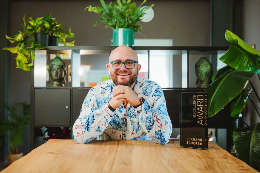 Fuehrungskraefte-Coach Dominik Braun mit Excellence Award Portrait