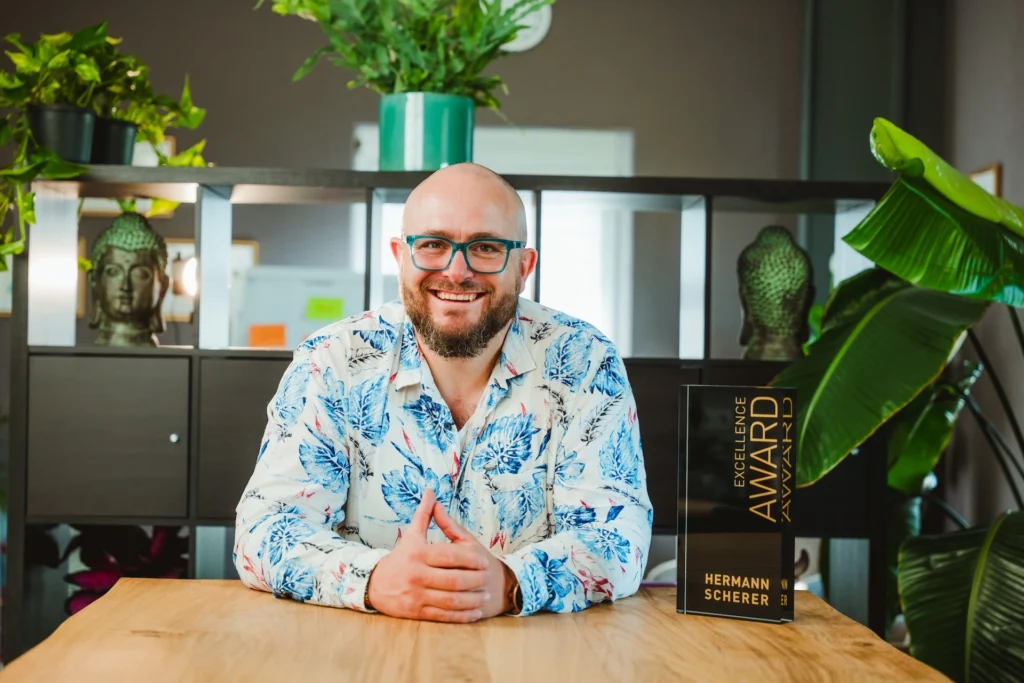 Fuehrungskraefte-Coach Dominik Braun mit Excellence Award Portrait