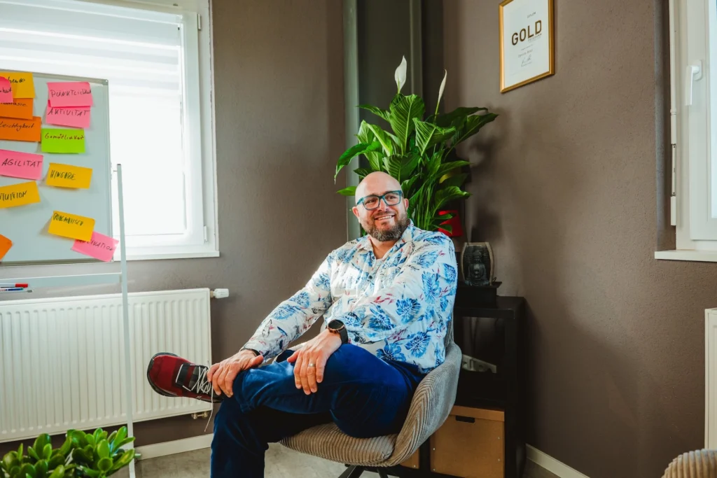 Fuehrungskraefte-Coach Dominik Braun in seinem Buero im Gewerbepark Breisgau in Eschbach