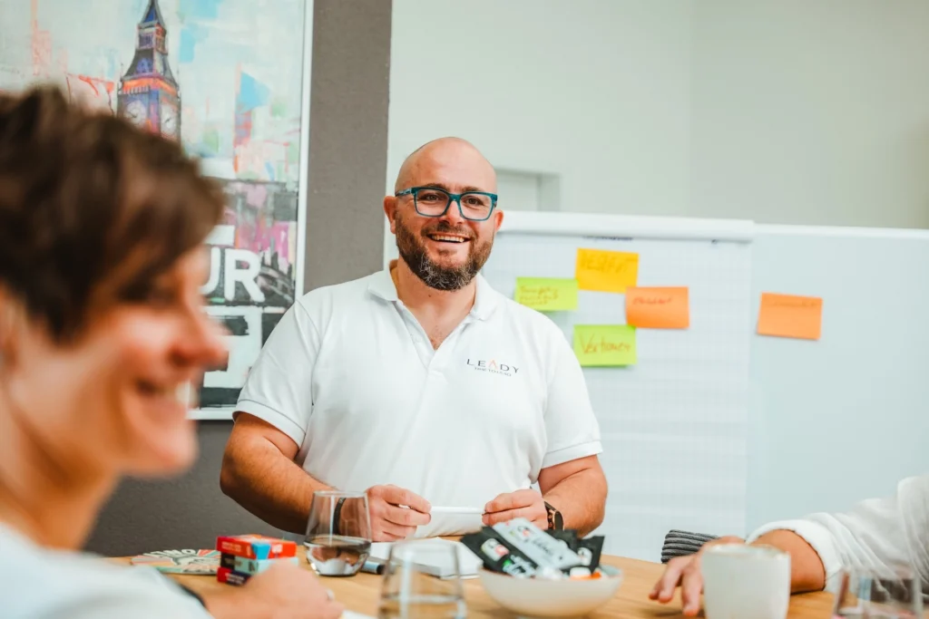 Fuehrungskraefte-Coach Dominik Braun im Gruppencoaching und Fuehrungskrafte-Workshop im Buero im Gewerbepark Breisgau in Eschbach