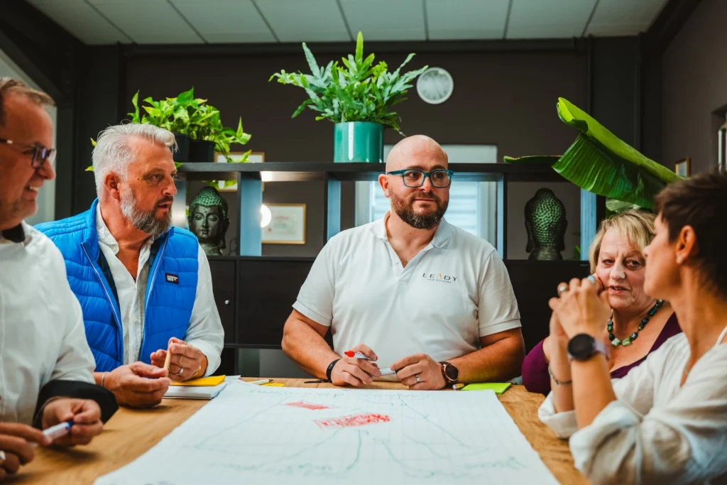 Fuehrungskraefte-Coach Dominik Braun im interaktiven Gruppencoaching und Fuehrungskrafte-Workshop im Buero im Gewerbepark Breisgau in Eschbach