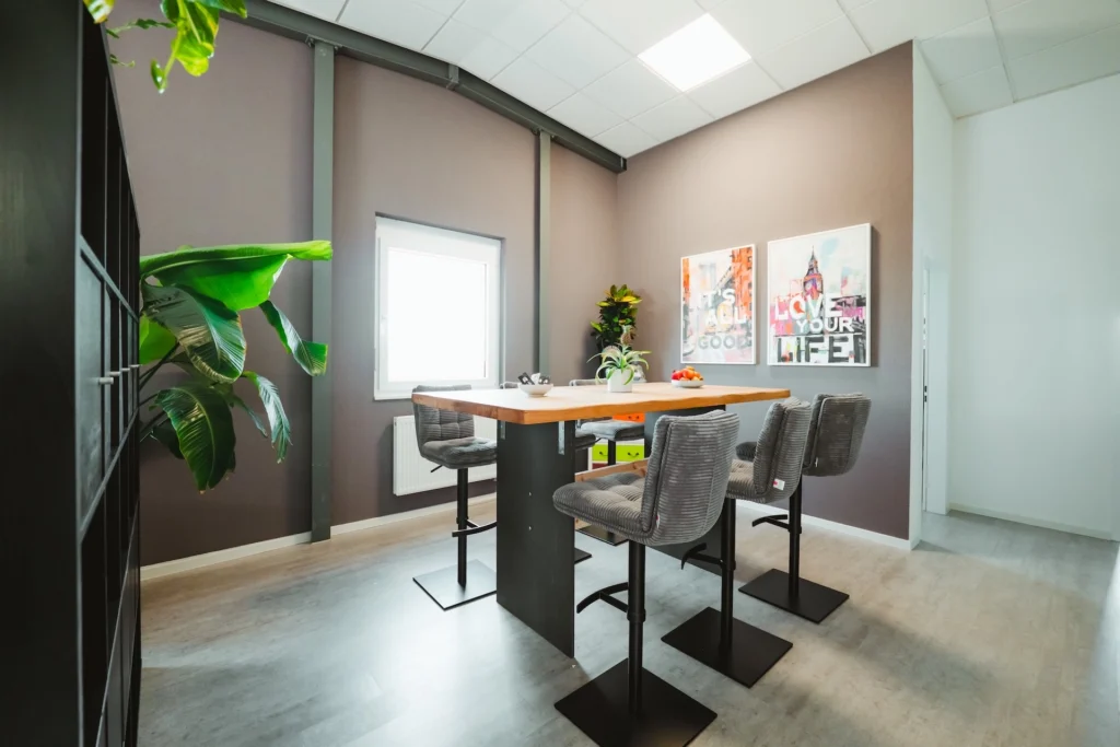 modernes Buero von Dominik Braun im Gewerbepark Breisgau in Eschbach bei Freiburg